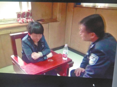 肇事司機(jī)李某歸案后，接受警方的訊問(wèn)。