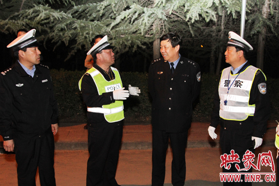 該支隊(duì)支隊(duì)長石軍(左二)、政委周西漢（左一）在向省總隊(duì)督導(dǎo)組匯報(bào)整治酒駕時(shí)的情景。