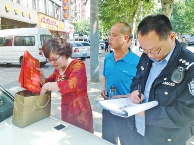 失主在清點(diǎn)、認(rèn)領(lǐng)失物。