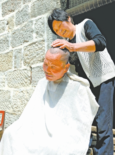為了照顧兩個(gè)小叔，馬英專門學(xué)會(huì)了理發(fā)。