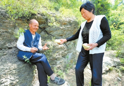 5月5日，馬英為上山放牛的劉五送干糧。