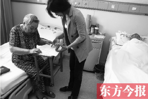 昨日，鄭大五附院二號(hào)樓住院部，馬老太寫下委托書，并簽字摁指印委托女兒代理為昏迷老伴解鎖取錢