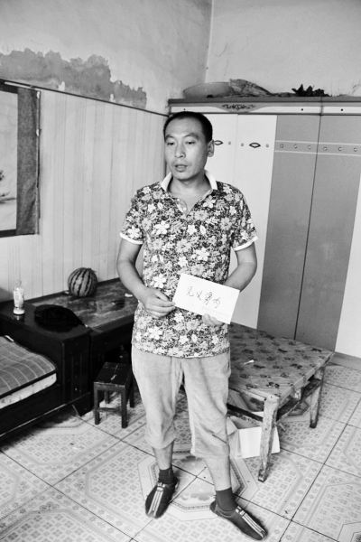 采建新拿的信封里，是南京警方送來(lái)的獎(jiǎng)金。