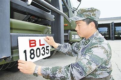 駐京某部上士高振超正在認(rèn)真更換新式軍車號牌?！　　”緢笥浾摺∫『綌z