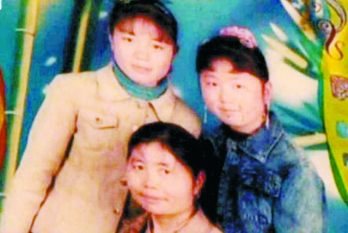 兩個(gè)女兒已長大成人,妻子也已歸來,這個(gè)分離12年的家庭,離幸福越來越近(翻拍)。