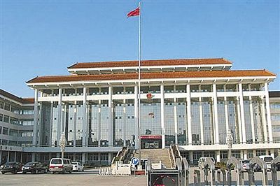 濮陽縣違規(guī)、超標(biāo)修建的縣委、縣政府辦公樓。新華社發(fā)發(fā)布