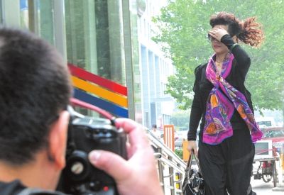7月22日李某某輪奸案庭前會議，夢鴿擋臉小跑進(jìn)法院。資料圖片京華時報記者蒲東峰攝