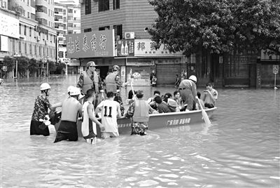18日，廣東省清遠(yuǎn)市陽山縣縣城,消防官兵合力推動(dòng)沖鋒舟，轉(zhuǎn)移被困學(xué)生。新華社發(fā)