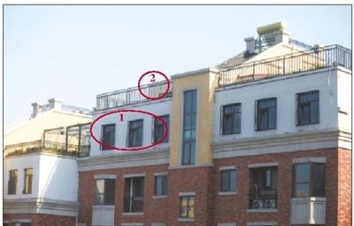 中海城香克林小區(qū),楊智家的樓頂上加蓋了兩層違建。其中北側(cè)露臺(tái)建成了一層灰白色的房屋(①)。在該違建頂部的東側(cè),又加蓋了一層面積較小的房屋(②)。新京報(bào)記者 韓萌 攝