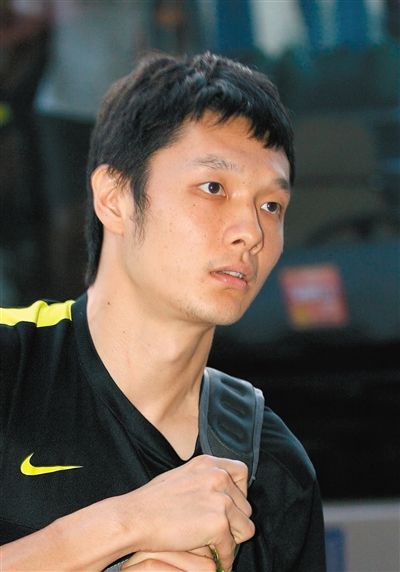 楊智 足球守門員,現(xiàn)效力于北京國(guó)安隊(duì),為國(guó)家隊(duì)守門員。