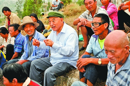 在唐莊，當(dāng)?shù)厝罕娒看我姷絽墙鹩】傆姓f不完的知心話。記者 史長來 攝