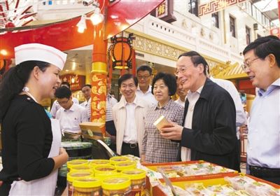 9月6日，王岐山在天津南市食品街調(diào)研，在月餅柜臺前，詢問中央關(guān)于中秋國慶嚴禁公款送禮的規(guī)定發(fā)布后的銷售情況。新華社記者 李學仁 攝