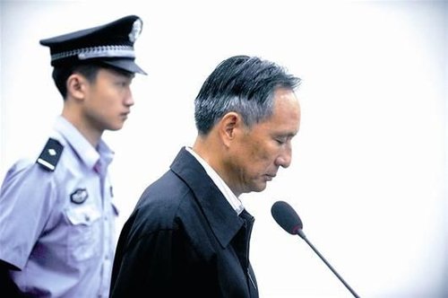 圖為：10日，張曙光在北京市第二中級人民法院接受庭審 新華社發(fā)