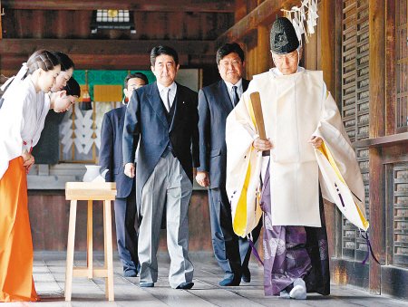 2011年8月15日安倍晉三等人參拜靖國神社。