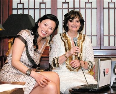 英國(guó)《每日郵報(bào)》刊發(fā)了一張鄧文迪曾幫助布萊爾夫人在中國(guó)推銷(xiāo)其自傳的圖片。