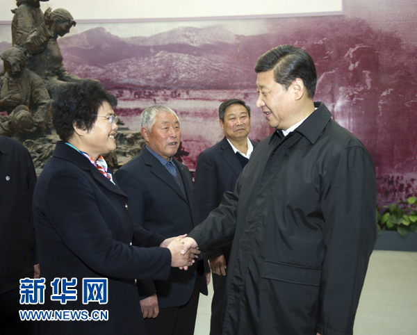 25日上午，習(xí)近平在臨沂華東革命烈士陵園參觀沂蒙精神展并會(huì)見(jiàn)當(dāng)?shù)叵冗M(jìn)模范和當(dāng)年支前模范后代代表。
