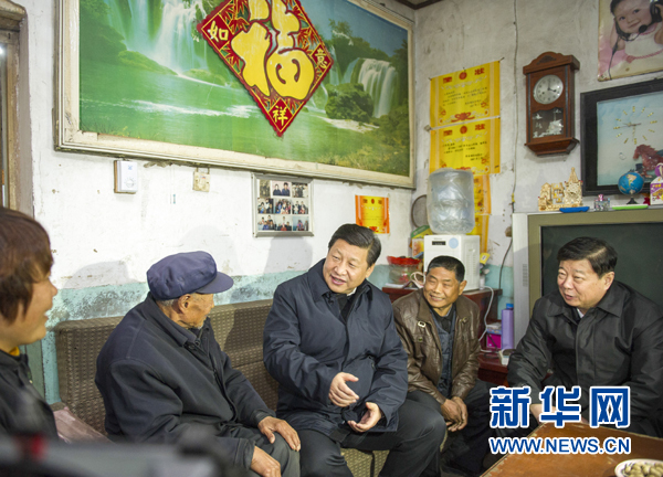 25日下午，習(xí)近平在地處沂蒙老區(qū)的臨沭縣曹莊鎮(zhèn)朱村看望83歲的“老支前”王克昌。