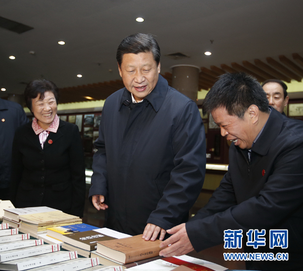 26日上午，習(xí)近平在孔子研究院參觀考察。新華社記者鞠鵬 攝