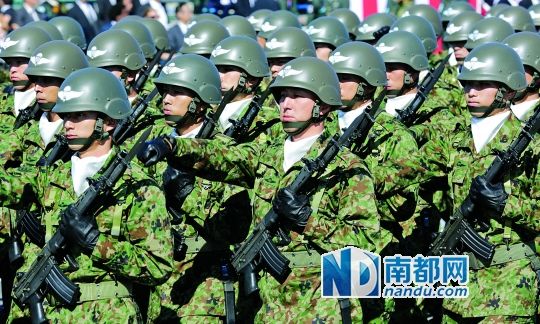 10月27日，日本自衛(wèi)隊(duì)舉行閱兵儀式