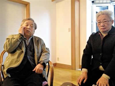 前晚，年過七旬的劉光嘉及妻子向記者講述強(qiáng)拆經(jīng)過。