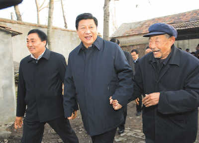 11月25日，習(xí)近平在地處沂蒙老區(qū)的臨沭縣曹莊鎮(zhèn)朱村，親切地拉著83歲的“老支前”王克昌的手。