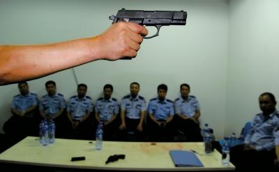 在一堂槍械教學課上，教官向參訓民警們講解警用手槍的特點和正確握姿。記者 董世彪 攝