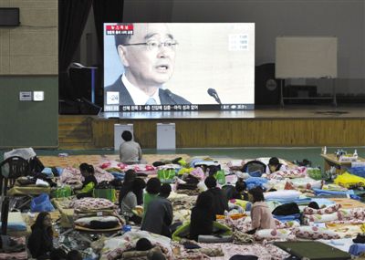 27日，韓國珍島，“歲月”號客輪乘客家屬在體育館觀看總理鄭烘原辭職新聞。當(dāng)日，鄭烘原召開緊急發(fā)布會，表示對韓國“歲月”號沉船事件負(fù)責(zé)，宣布引咎辭職。