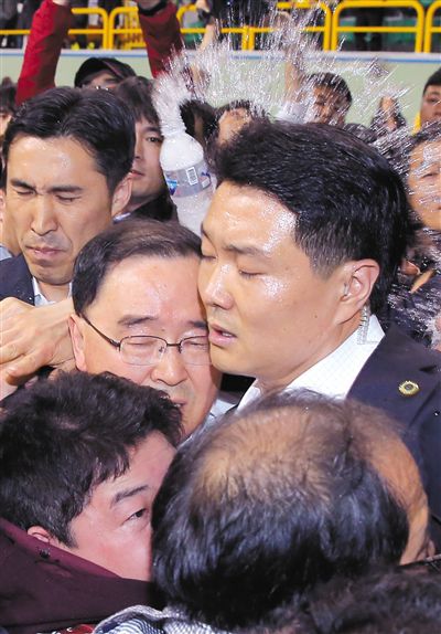 17日，鄭烘原（中）會見乘客家屬時(shí)，遭到家屬辱罵、潑水。
