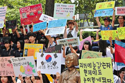 6月4日,韓國首爾,韓國慰安婦和民眾在日本駐韓大使館門前集會,要求日本政府承認(rèn)并解決慰安婦問題。