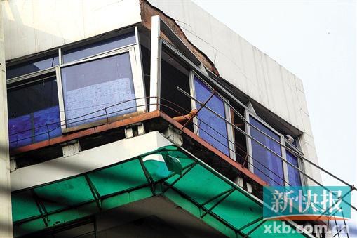 燒水時發(fā)生煤氣爆炸 灑來一陣“玻璃雨”