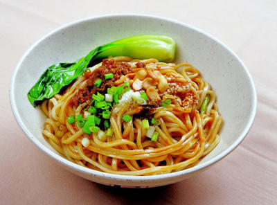 曬家鄉(xiāng)美食 網(wǎng)友：讓不讓人吃方便面了？