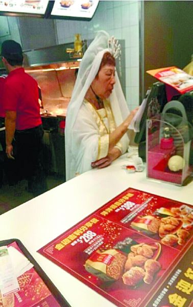 麥當(dāng)勞也挺拼的！店員化身觀音為顧客點(diǎn)餐