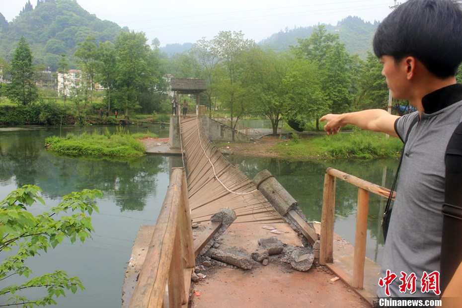 5月2日，一名目擊者正在介紹鳳凰吊橋事發(fā)情景。