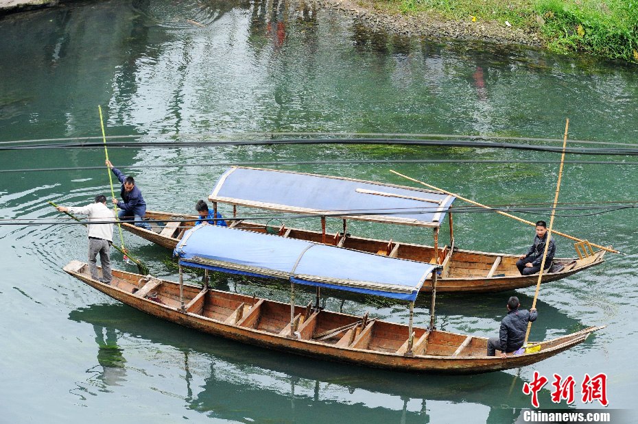 5月2日，鳳凰縣搜尋人員仍在沱江下游搜尋。