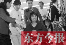 坐在輪椅上的，就是為兒子捐出肝、腎的母親潘大想