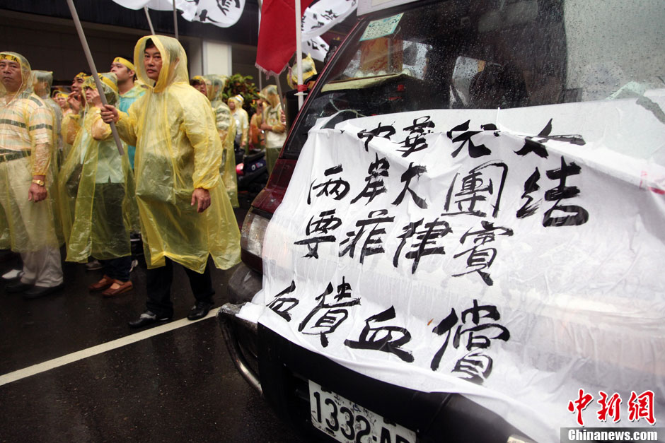 5月13日，屏東縣數(shù)百漁民北上臺北，在馬尼拉經(jīng)濟(jì)文化辦事處前抗議