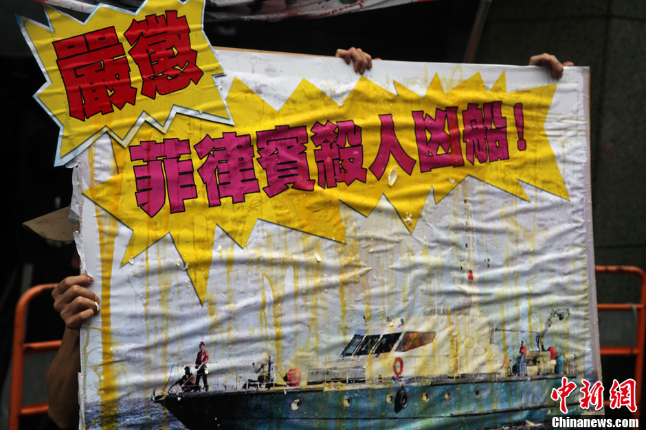 圖為一個抗議紙板蛋痕累累，持板人躲在紙板后面。中新社發(fā) 董會峰 攝