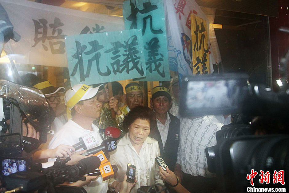 圖為死者洪石成的遺孀控訴菲相關(guān)人員暴行，呼吁菲方正式道歉。中新社發(fā) 董會峰/攝
