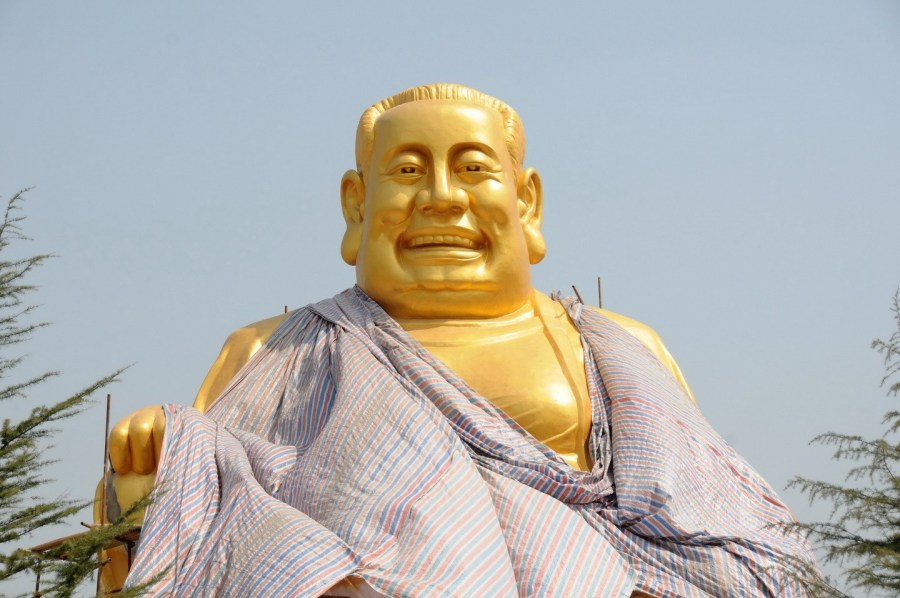 圖位此前的4月26日，“佛像”上出現(xiàn)帆布，最終，工作人員將帆布蓋在“佛像”頭像上。