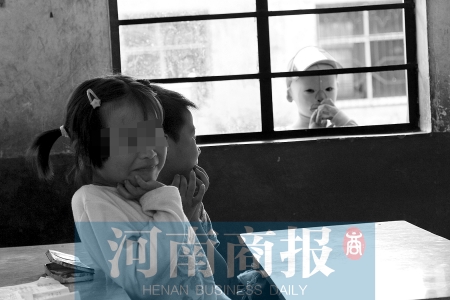 她不止一次說想去上學，而更多的時候，她是站在教室外面，眼巴巴地看著里面的小朋友