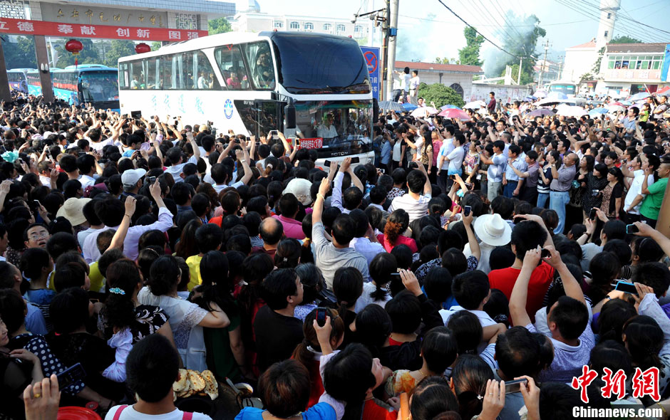 6月5日，一年一度的毛坦廠鎮(zhèn)“送考節(jié)”到來(lái)，70輛大巴車護(hù)送毛坦廠中學(xué)萬(wàn)名考生安全赴考。