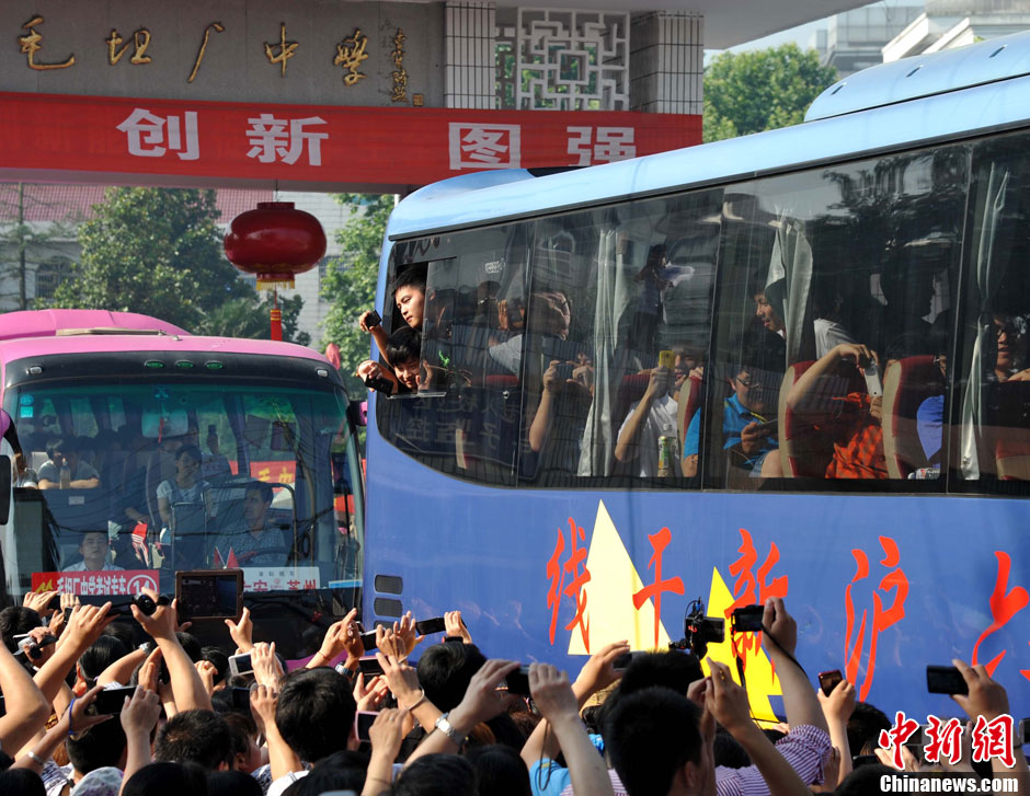 6月5日，一年一度的毛坦廠鎮(zhèn)“送考節(jié)”到來(lái)，70輛大巴車護(hù)送毛坦廠中學(xué)萬(wàn)名考生安全赴考。