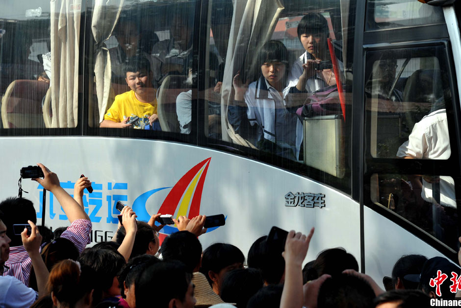 6月5日，一年一度的毛坦廠鎮(zhèn)“送考節(jié)”到來(lái)，70輛大巴車護(hù)送毛坦廠中學(xué)萬(wàn)名考生安全赴考。
