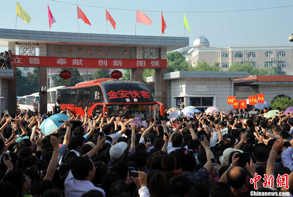 6月5日，一年一度的毛坦廠鎮(zhèn)“送考節(jié)”到來(lái)，70輛大巴車護(hù)送毛坦廠中學(xué)萬(wàn)名考生安全赴考。
