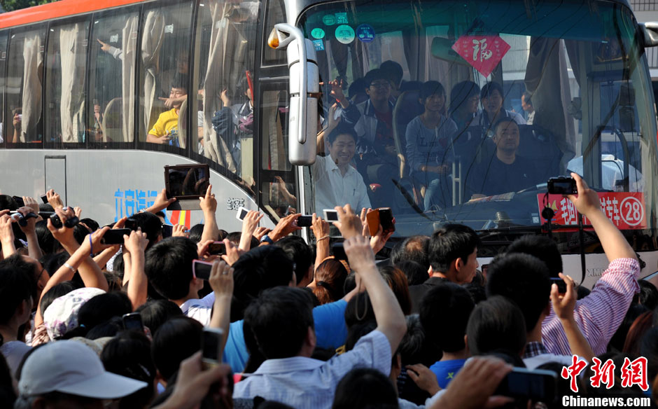 6月5日，一年一度的毛坦廠鎮(zhèn)“送考節(jié)”到來(lái)，70輛大巴車護(hù)送毛坦廠中學(xué)萬(wàn)名考生安全赴考