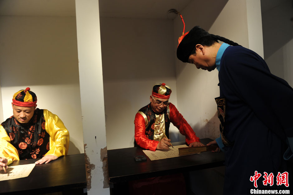圖為“考試”現(xiàn)場(chǎng)。中新社發(fā) 張浪 攝