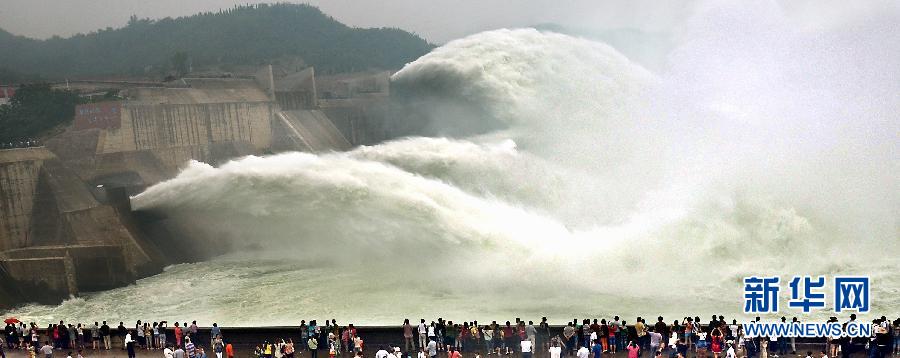 　　6月22日，大批游客聚集在黃河小浪底出水口前觀看巨瀑飛瀉的景觀。