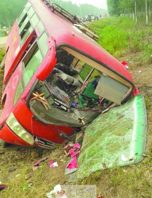 　扎進溝里的中巴車，擋風玻璃碎了一地。