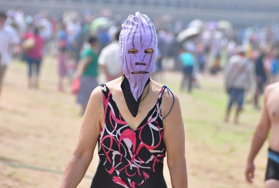 2013年7月3日，山東青島青島高溫來襲，“青島大媽”不懼滸苔，戴著“強盜面具”出現(xiàn)在海水浴場消暑降