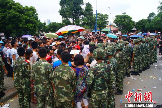 7月9日，聚集在中國人民銀行北海市中心支行的外地民眾越來越多，當?shù)毓俜讲坏貌怀鰟哟笈叿馈⑽渚巴S